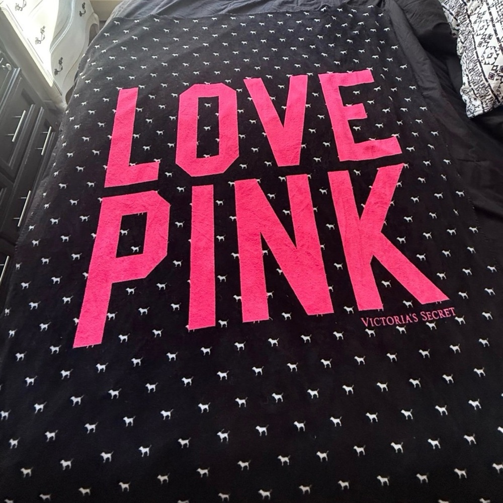 Victoria's Secret PINK Black & Hot Pink Puppy Stadium Blanket